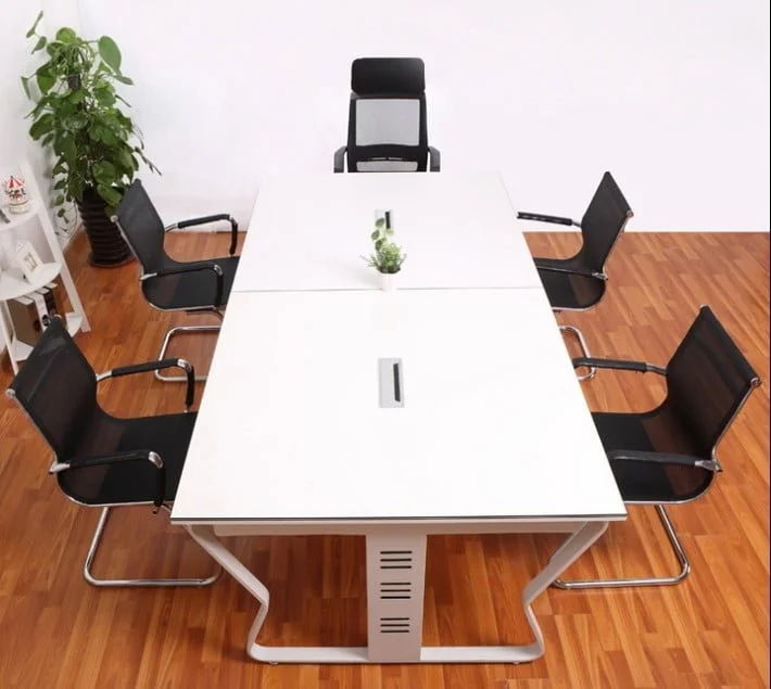 Phòng làm việc nhỏ gọn với ghế chân quỳ