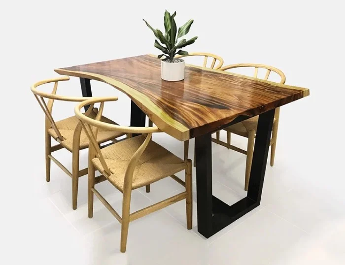 Ghế gỗ wishbone đan dây với bàn gỗ me tây