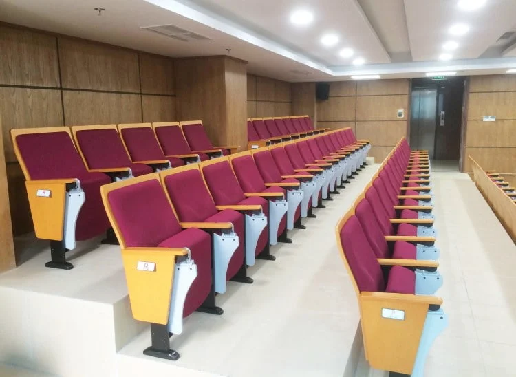 Ghế lắp trên ban công tầng hai hội trường ba đình