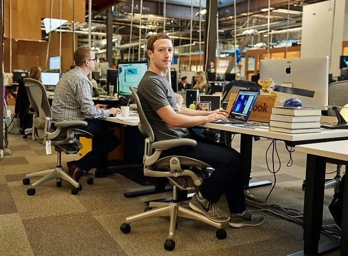 Ghế Aeron với ông chủ Facebook