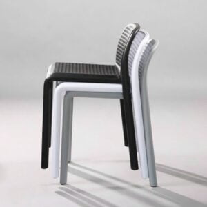 Ghế nhựa màu đen xếp chồng với ghế màu khác
