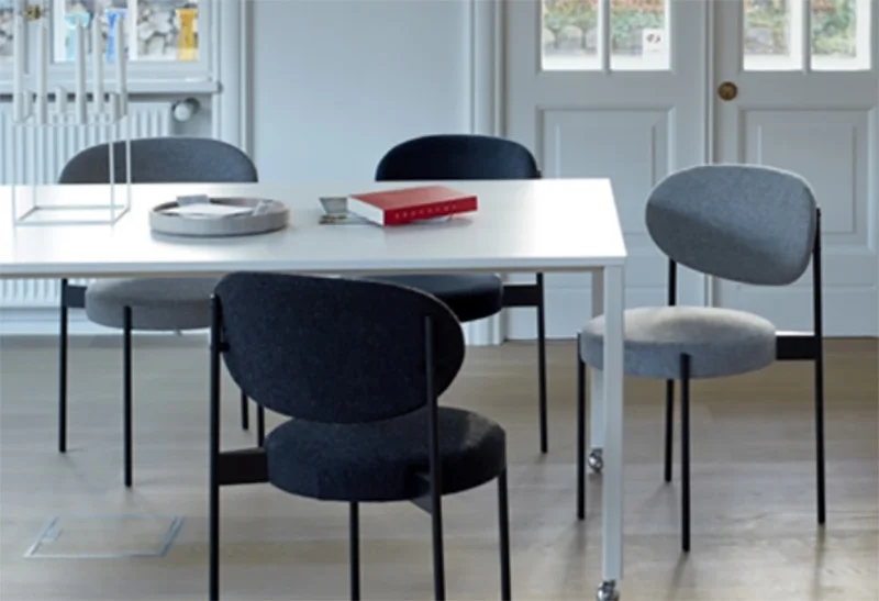 Hình ảnh ghế khung thép bọc đệm da khi kết hợp với bàn