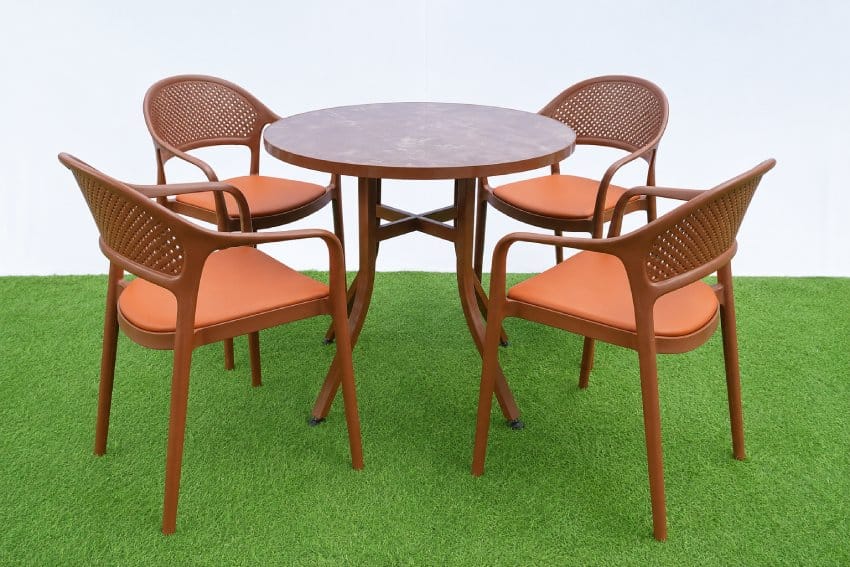 Ghế nhựa bọc đệm ngồi MD-TM18D trưng bày trực tế cùng với bàn